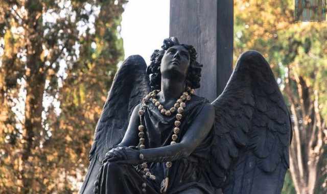 Il fascino del cimitero monumentale di Bari: triste ma raffinata 
